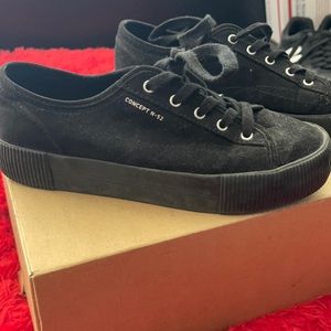 Women’s low top black sneakers